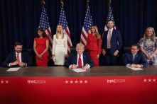 Ông Trump ký văn bản chính thức chấp nhận là đề cử viên tổng thống 2024 của ĐCH