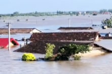 TQ: Vỡ bờ kè hồ Động Đình, lũ tràn mái nhà, sơ tán người trong đêm