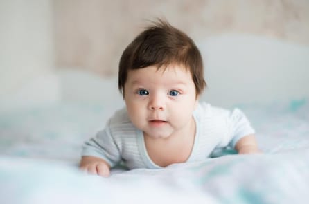 Bé sơ sinh vừa chào đời đã có mái tóc ‘sành điệu’