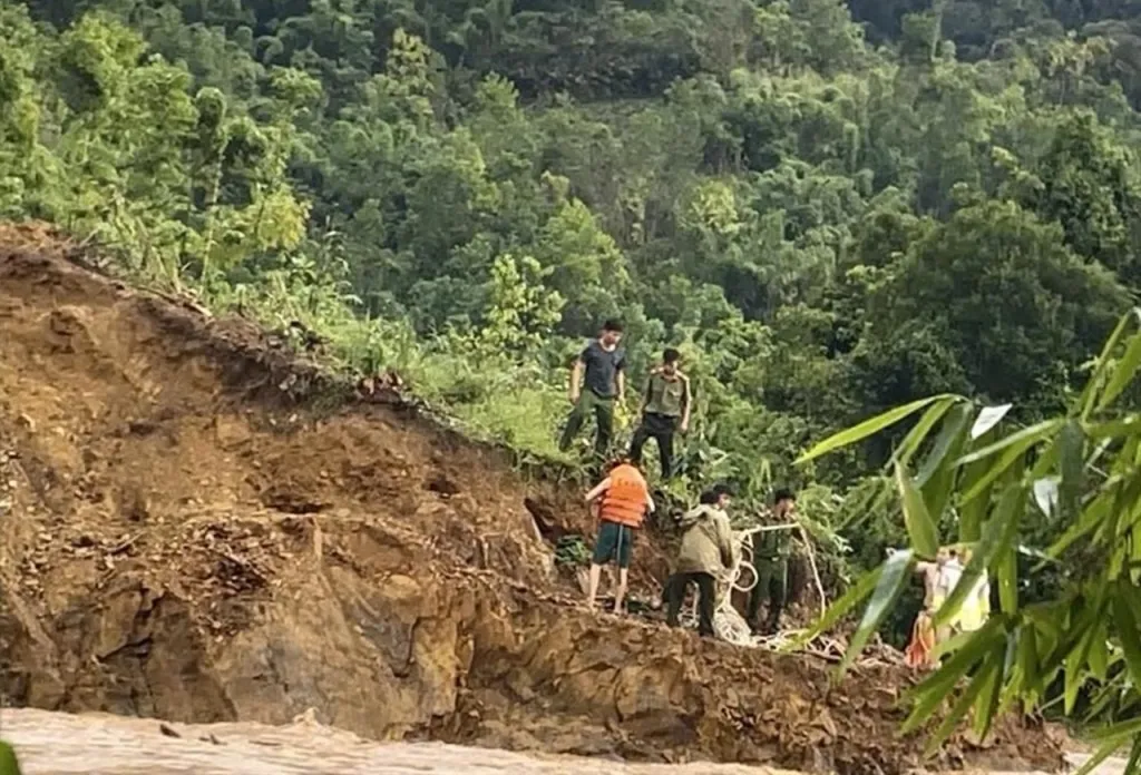 cong an huyen tay giang quang nam cuu nguoi mac ket giua dong lu 0