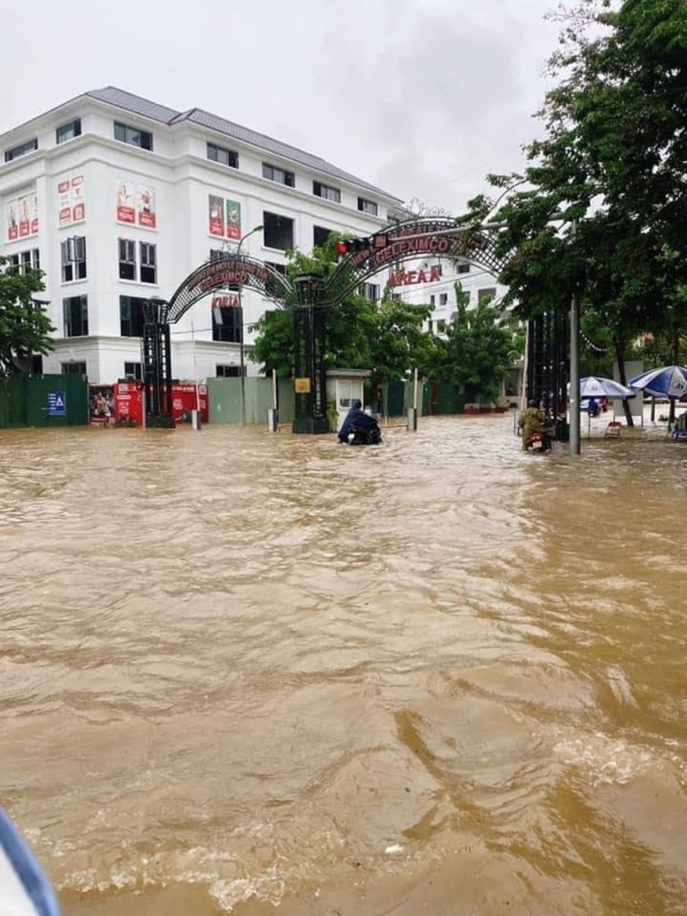 di lam ve nguoi dan ong o ha noi bi nuoc cuon tu vong 0