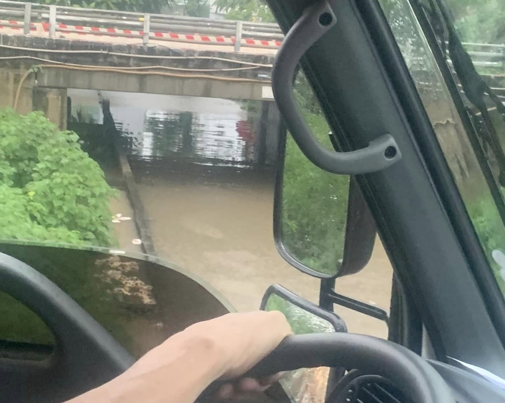 di lam ve nguoi dan ong o ha noi bi nuoc cuon tu vong