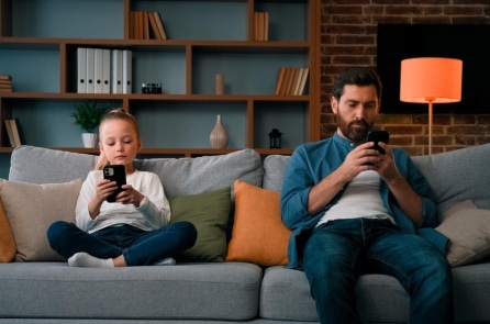 Nghiên cứu: Trẻ nhỏ tiếp xúc nhiều với màn hình thường khó kiểm soát cảm xúc