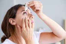 Tránh dùng thuốc nhỏ mắt kiểu này, nếu không có thể dẫn đến mù lòa