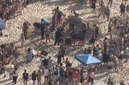 Cô gái Mỹ được giải cứu trong gang tấc khi bị chôn sống dưới hố cát