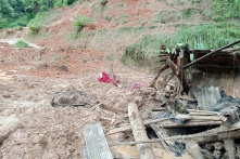 Hà Giang: Đất, đá sạt lở vùi lấp bé trai 13 tuổi