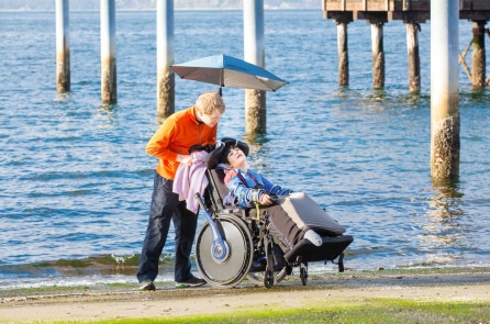 Đôi vợ chồng nhận nuôi cậu bé bại não để hai anh em ruột được ở bên nhau