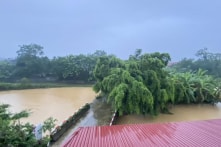 Thủy điện Hòa Bình mở cửa xả đáy thứ 3 trong đêm, hạ tiếp gần 4m nước trong hồ