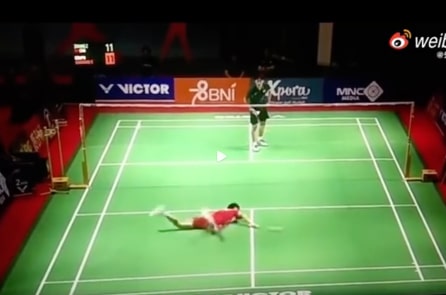 Tay vợt trẻ Trung Quốc đột tử trên sân đấu, đồn đoán về vắc-xin lại nổi lên