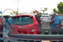 Người đàn ông đi ô tô đánh ngã người phụ nữ chở bé 14 tháng