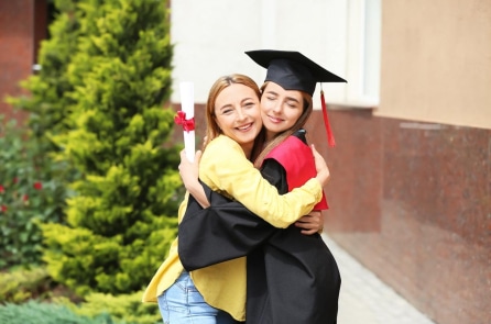 Nguyên tắc giáo dục của bà mẹ Mỹ có con gái lấy bằng tiến sĩ ở tuổi 18