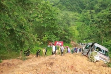 Hà Giang: Sạt lở đất vùi lấp ô tô khách khiến 9 người chết