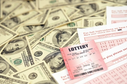 Vừa khỏi ung thư vú, người phụ nữ trúng luôn vé số 5 triệu USD