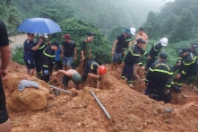Vụ sạt lở vùi lấp xe khách ở Hà Giang: Tai họa ập xuống khi mọi người đang cố gắng đẩy xe