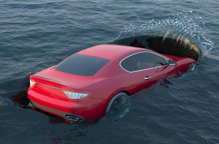 Nằm lòng 4 quy tắc thoát nạn này khi xe ô tô bị rơi xuống nước