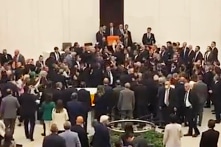 Ẩu đả ở Quốc hội Thổ Nhĩ Kỳ liên quan tới một nghị sỹ bị trục xuất [VIDEO]