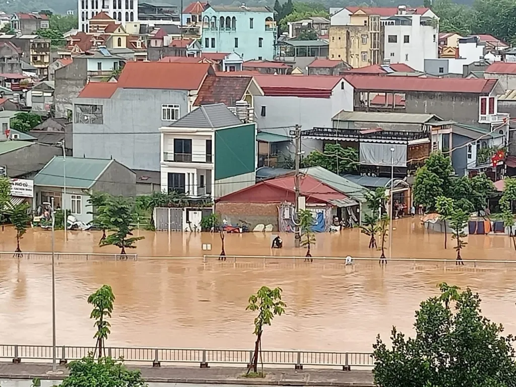 462 nha dan o cao bang ngap trong nuoc lu