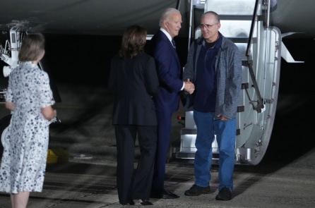 Tù nhân Mỹ được Nga thả tự do đã trở về; được ông Biden, bà Harris chào đón