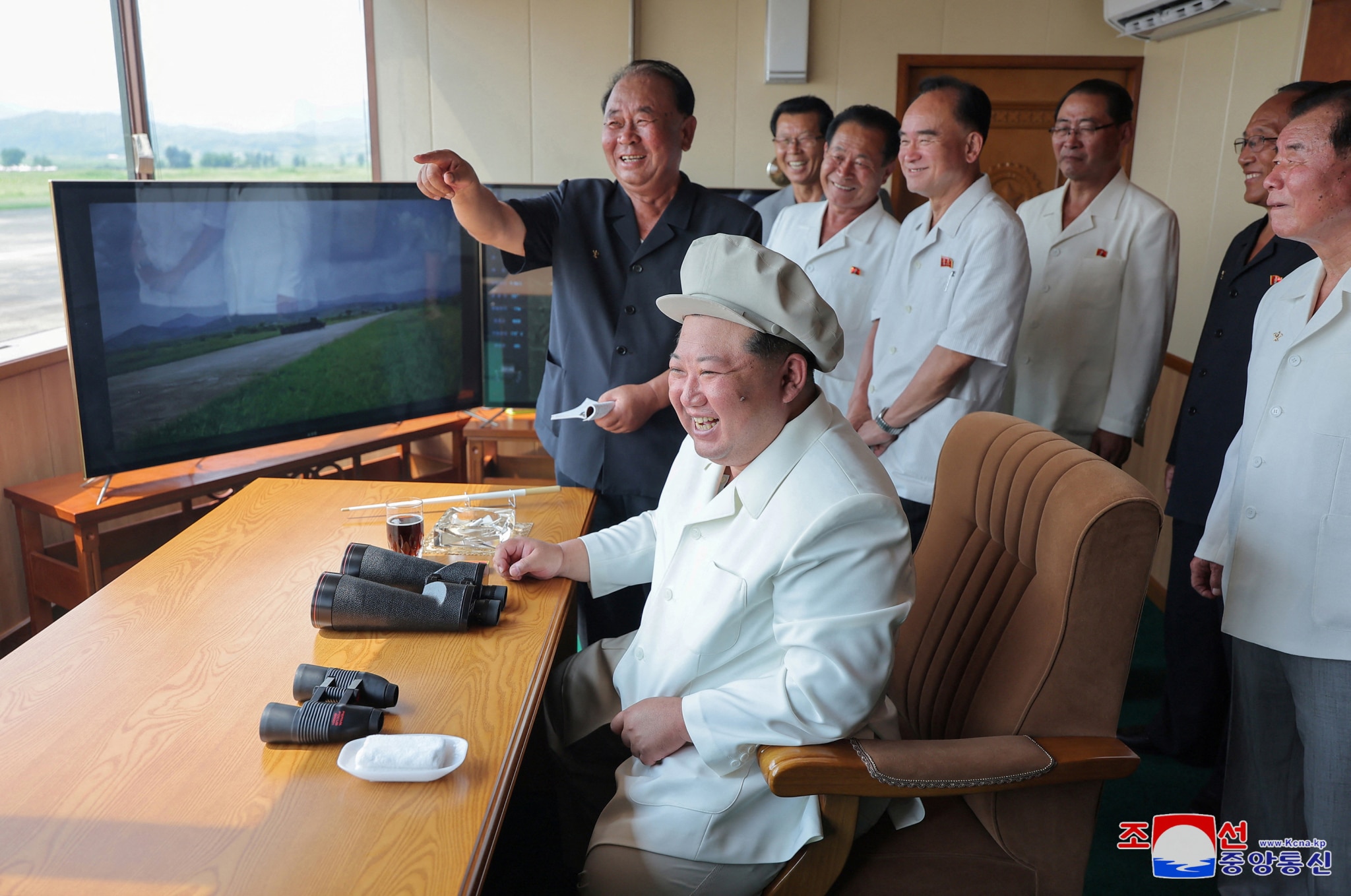 Kim Jong Un giam sat thu nghiem drone tu sat scaled