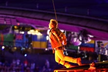 Tom Cruise ‘bay xuống’ tại lễ bế mạc Olympic [VIDEO]