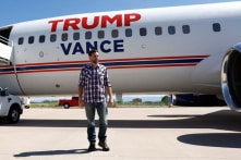 Máy bay Boeing chở phó tướng của ông Trump phải hạ cánh khẩn cấp