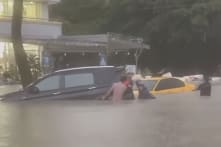 [VIDEO] Bình Dương: Thành phố Bến Cát ngập trong biển nước, ô tô bị nước cuốn trôi