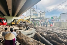 Cần Thơ: Hai công nhân bị vùi lấp dưới công trình cống thoát nước, 1 người tử vong