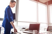 Điện thoại đặt trên bàn nên để màn hình ngửa lên hay úp xuống?