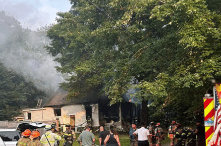 Đi ngang qua đám cháy, người đàn ông vội chạy vào trong để cứu người