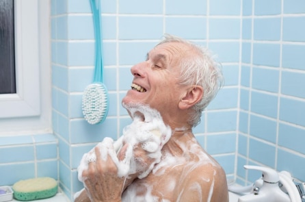 Người trên 70 tuổi tắm vào 3 thời điểm này sẽ rất nguy hiểm