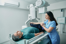 Bác sĩ Anh được hướng dẫn phải hỏi nam giới xem có đang mang thai không