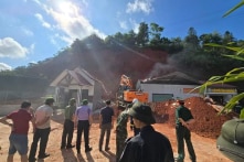 Vạt đồi sạt lở, vùi lấp vợ chồng ở Lạng Sơn