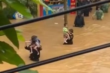 [VIDEO] Lào Cai: Hơn 10 trẻ mầm non mắc kẹt trong trường do lũ lụt được giải cứu