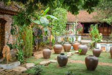 Vại nước nơi bờ giếng