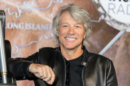 Jon Bon Jovi nhận mưa lời khen vì thuyết phục một phụ nữ từ bỏ ý định nhảy cầu