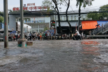Sáng 16/9, nhiều nơi tại Hà Nội ngập nặng, giao thông khó khăn