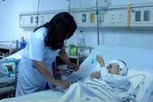 Bé trai 7 tuổi ở Làng Nủ vượt qua cơn nguy kịch sau nửa tháng điều trị