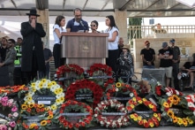 Hàng ngàn dân thường xếp hàng tiễn đưa thi thể con tin người Mỹ gốc Israel bị sát hại ở Gaza