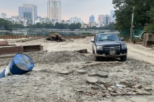 Hà Nội: Hồ Đống Đa bị ‘lấp tạm’ 6.500m2 làm bãi tập kết vật liệu
