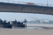 Hai tàu Trung Quốc trôi dạt về Yên Bái, nguy cơ hỏng cầu bắc qua sông
