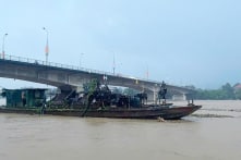 Hai tàu từ Trung Quốc trôi dạt trên sông Hồng đã được neo giữ