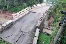Hòa Bình: Cầu dân sinh qua suối bị sập, không có thiệt hại về người