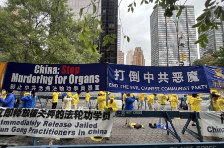 Người tập Pháp Luân Công nói rõ sự thật về cuộc đàn áp gần trụ sở LHQ