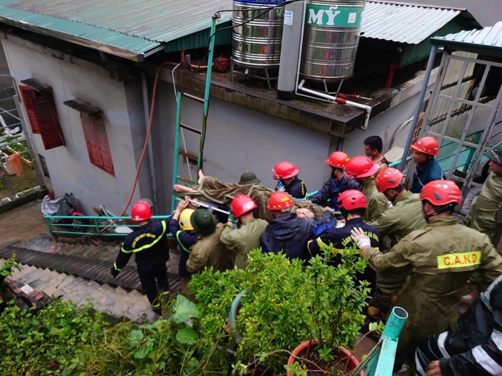 sat lo o ha long duc tuong dao boi cuu be gai bi vui lap gan 3 tieng 0