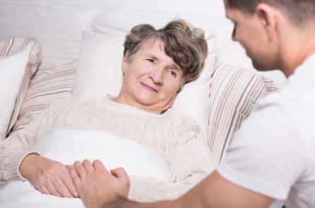 Tài xế cứu cụ bà ngất xỉu giữa đường, liên tục thăm nom khi cụ nằm viện