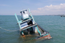 Tàu cá bị tàu nước ngoài đâm chìm, 14 người rơi xuống biển, 2 người mất tích