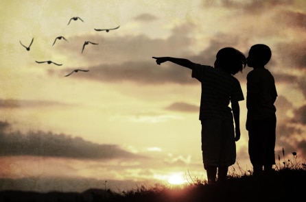 Tôi lớn lên nhờ những câu ca dao của Mẹ và những câu chuyện Thần tiên của Bà