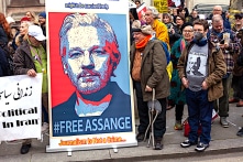 Cha của Assange cảm ơn TT Putin
