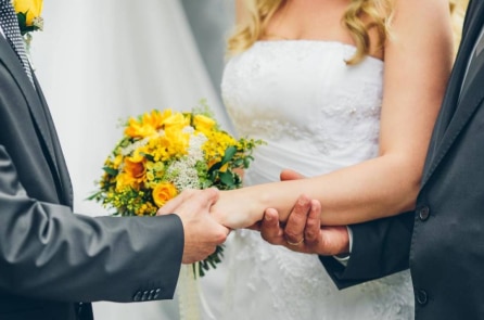 Người cha đi bộ 48km qua vùng lũ lụt để dự đám cưới con gái