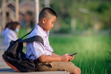 Chuyện học sinh dùng điện thoại thông minh
